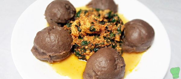 Un plat de Telibo ou Amala, de la pate noire que j'ai dégusté pour la première fois au Bénin.